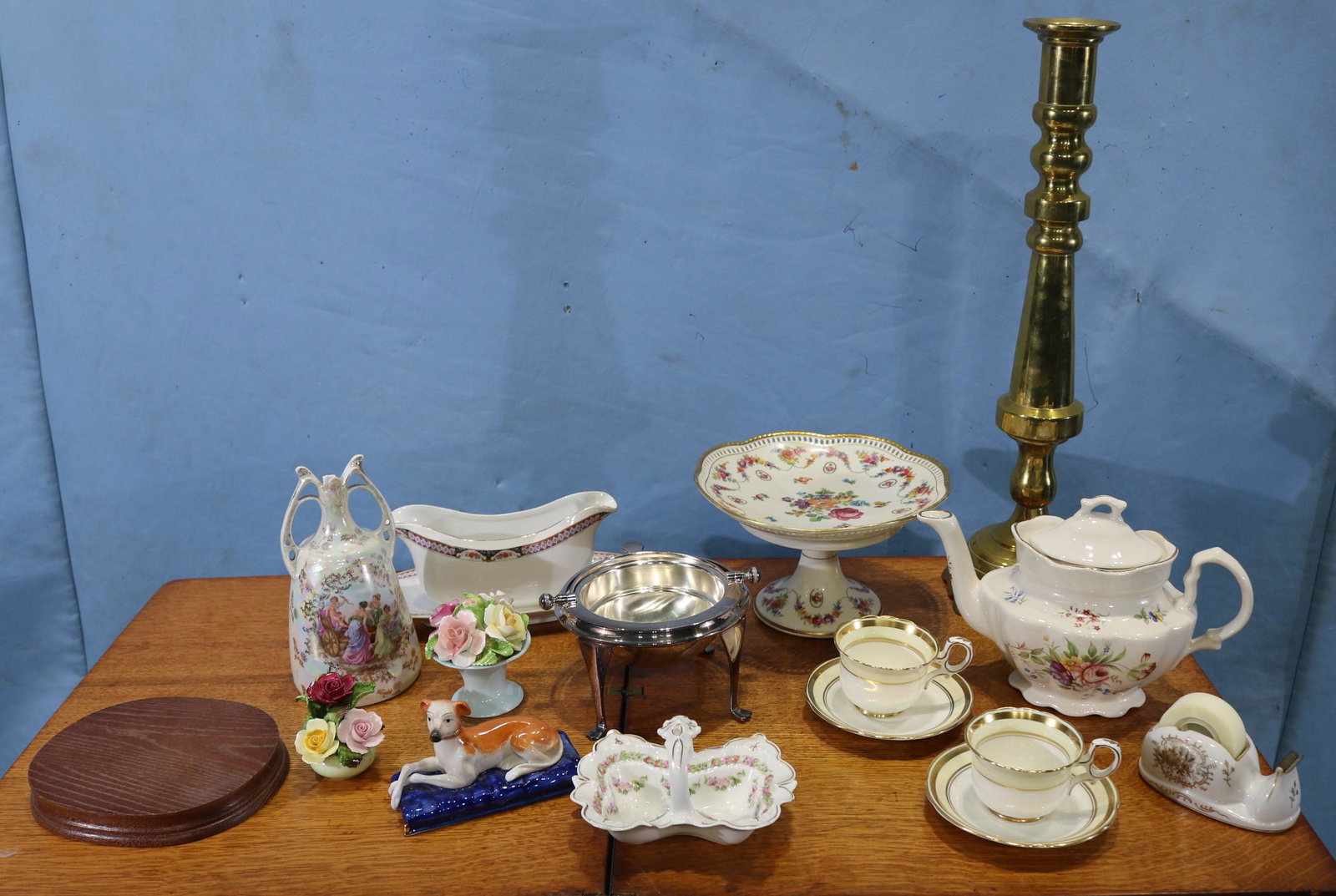 Table deal of old porcelains and wall sconces: Table deal of old porcelains and wall sconces