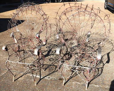4 wire patio chairs and round table: 4 wire patio chairs and round table, 46 in. T, 34 in. W, 18 in. D.