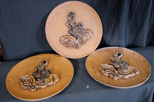 Set of 3 carved hanging wall plates made of teakwood (1 of 4)