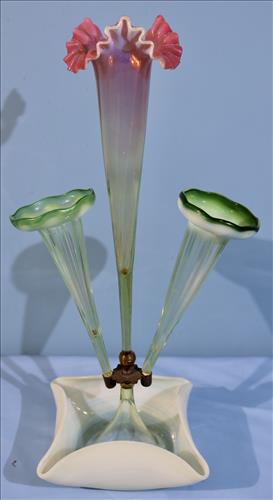Green and pink 3 trumpet epergne (1 of 4)