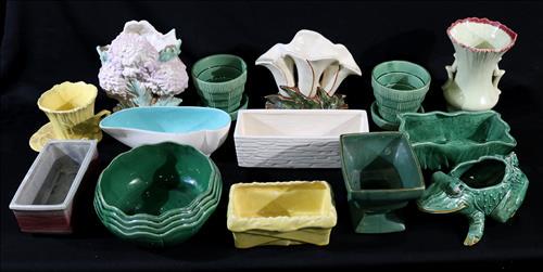 14 pieces of McCoy pottery: 14 pieces of McCoy pottery