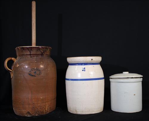 2 churns, one S.W. Suggs and 1 crock with lid (1 of 4)