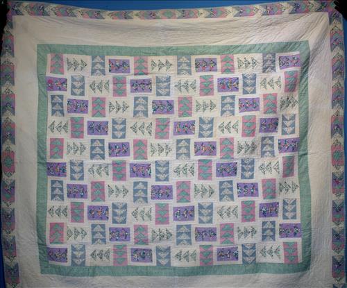 Queen size hand stitched quilt: Queen size hand stitched quilt