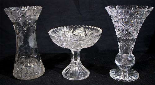 3 pieces of crystal, 2 vase and 1 divided compote: 3 pieces of crystal, 2 vase and 1 divided compote, each have small chips
