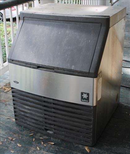 Manitowoc stainless steel counter top ice maker (1 of 4)