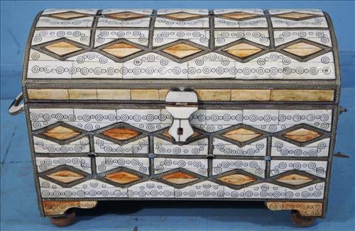Lift top chest with hand carved bone design, 14 in. T, 21.5 in. W.: Lift top chest with hand carved bone design, can be used as foot locker or trunk, 14 in. T, 21.5 in. W.