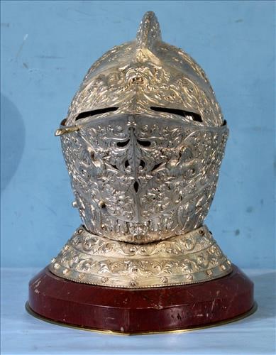 Decorative clock in the form of a Medieval Knights Armor (1 of 7)