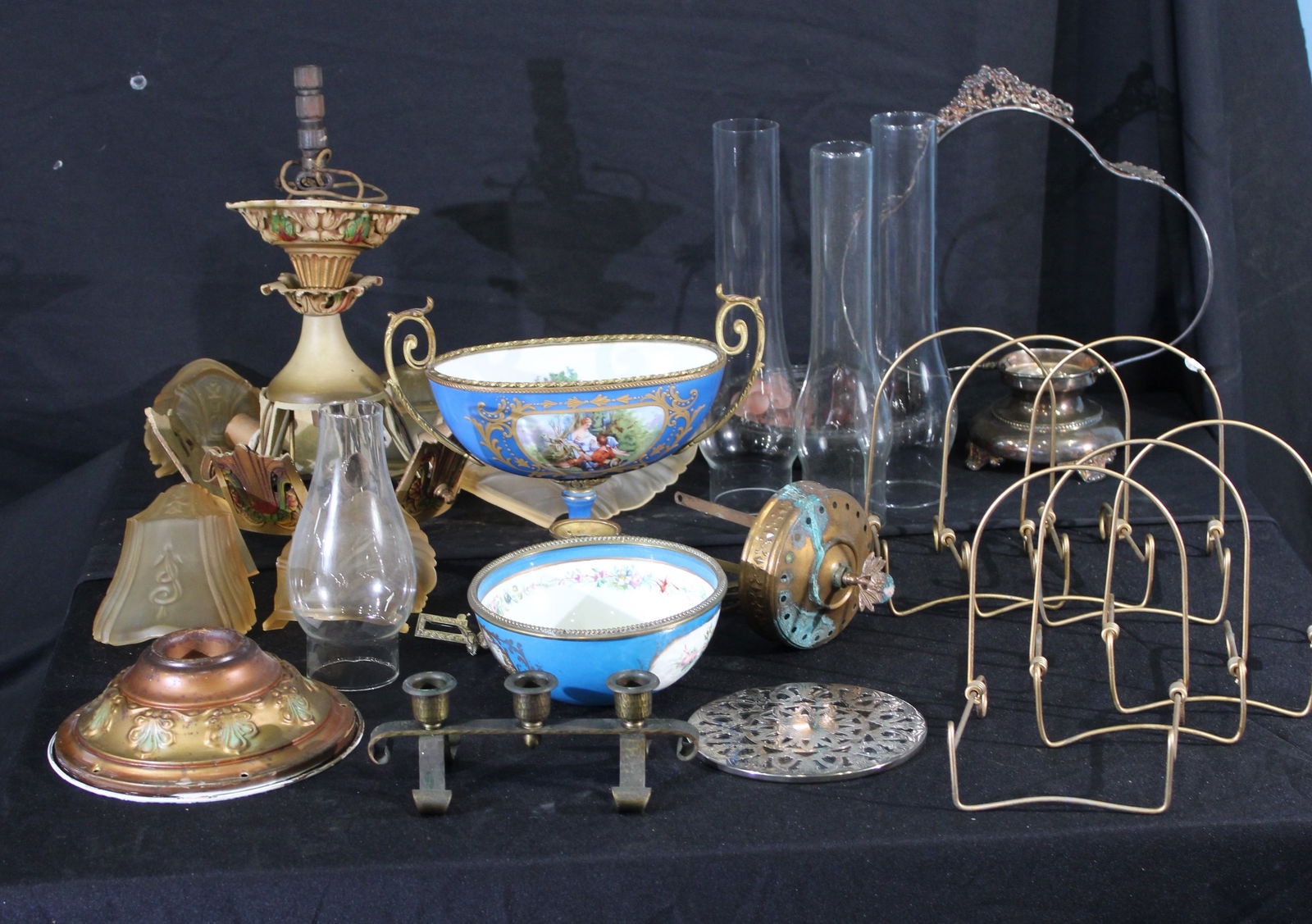 28 piece lot of miscellaneous items, lighting, brass easels, lamp parts, silver trivet and more, see: 28 piece lot of miscellaneous items, lighting, brass easels, lamp parts, silver trivet and more, see photos, sells as one lot
