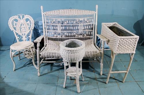 4 piece lot of miscellaneous vintage wicker items (1 of 4)