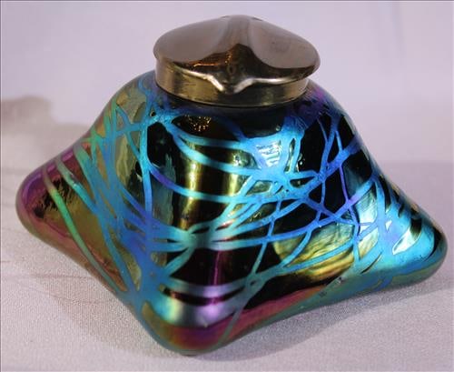 Loetz art glass ink well with very rare stretch glass, 3 in. T, 4 in. W.: Loetz art glass ink well with very rare stretch glass, 3 in. T, 4 in. W.