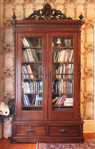 Rosewood Victorian 2 door bookcase with beautiful pierced crown (1 of 4)