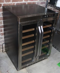 Electric wine cooler with stainless front like new
