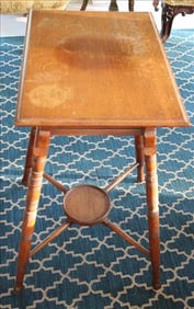 Small oak lamp table with turn legs, 26 in .T, 18 in. L, 13 in. D.