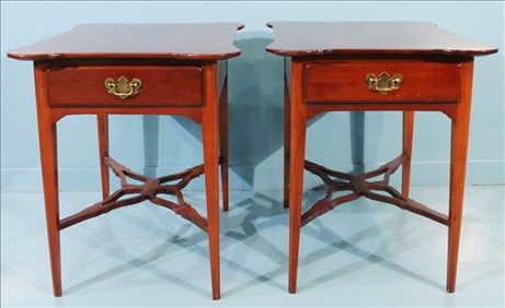 Fine pair of bedside tables in pembroke style and dovetail drawer