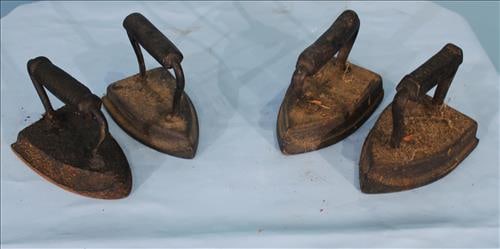 Group of 4 Smoothing Irons or Door Stops: Group of 4 Smoothing Irons or Door Stops