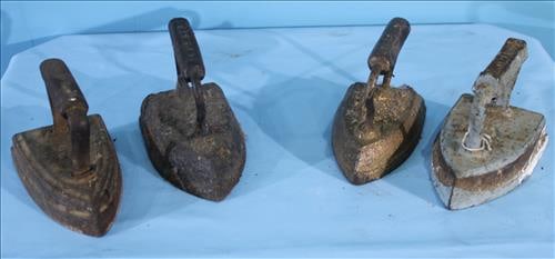 Group of 4 Smoothing Irons or Door Stops: Group of 4 Smothering Irons or Door Stops