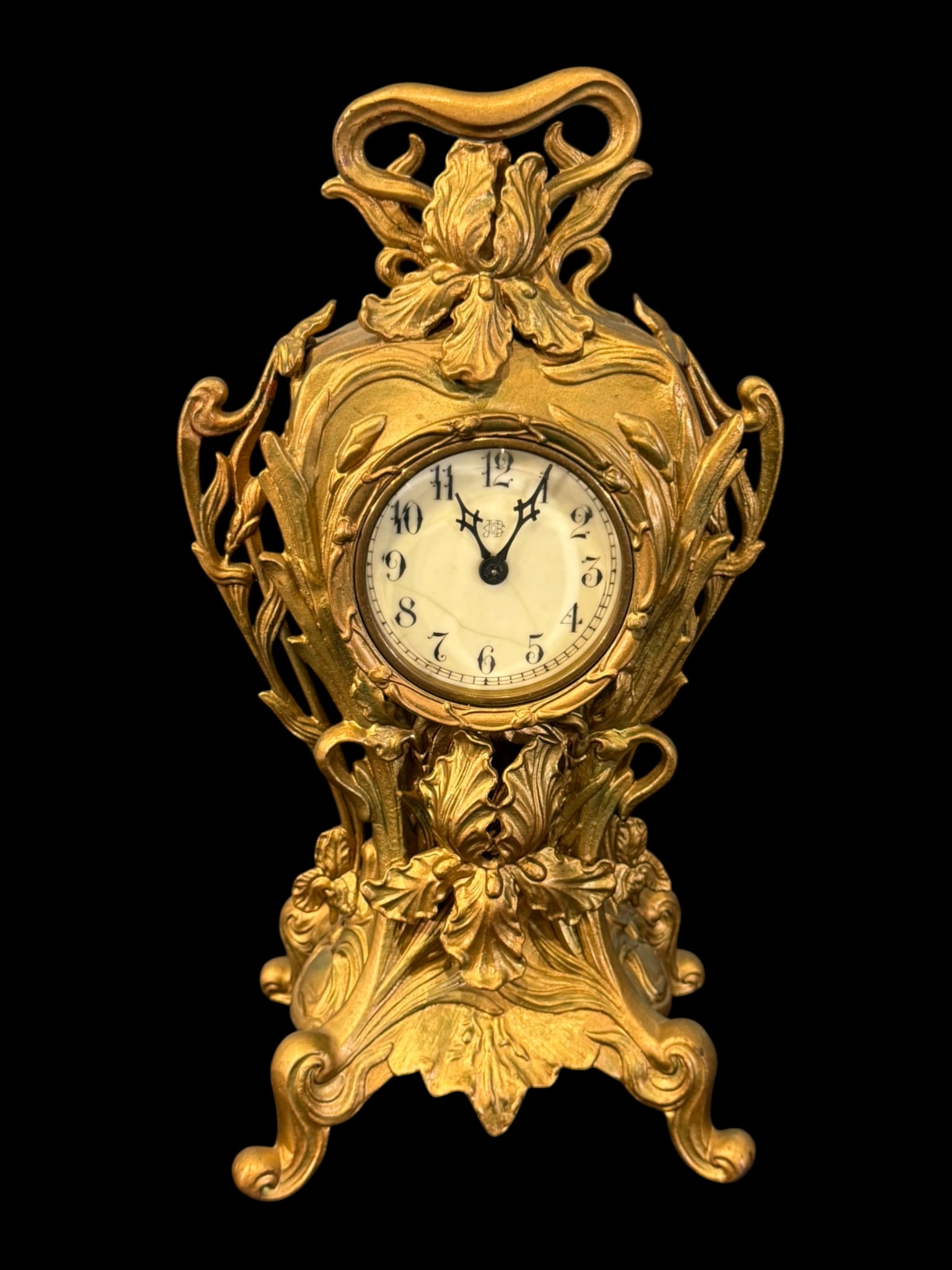 Art Nouveau Gilt Brass Mantel Clock, Jennings Brothers: A finely cast Art Nouveau mantel clock by Jennings Brothers Manufacturing Company of Bridgeport, Connecticut, featuring a richly sculptural gilt brass case with flowing foliate and floral motifs, pier