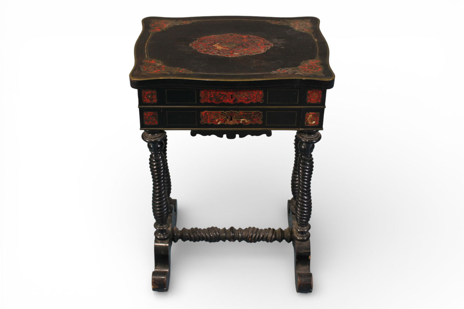 American Black Lacquered Buhl Sewing Stand, 19th Century: A fine American black lacquered sewing stand in the Buhl manner, featuring a shaped lift-top lid with gilt and red scroll decoration centered by an elaborate cartouche. The fitted interior opens to