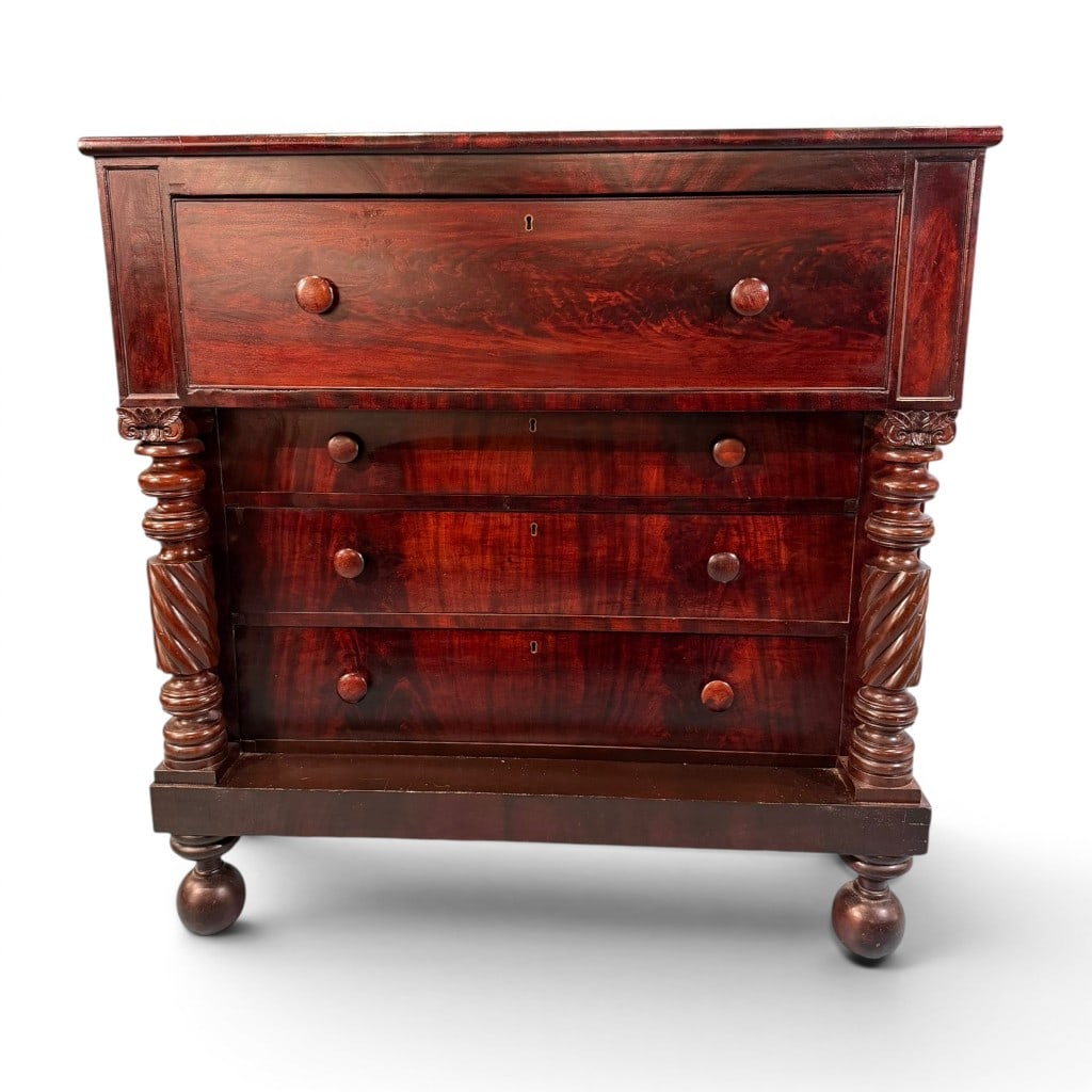 American Classical Mahogany Chest of Drawers: American Classical mahogany chest of drawers, circa 1830?1850, having a projecting rectangular top above a case fitted with four drawers, including a deep upper drawer over three graduated lower drawe