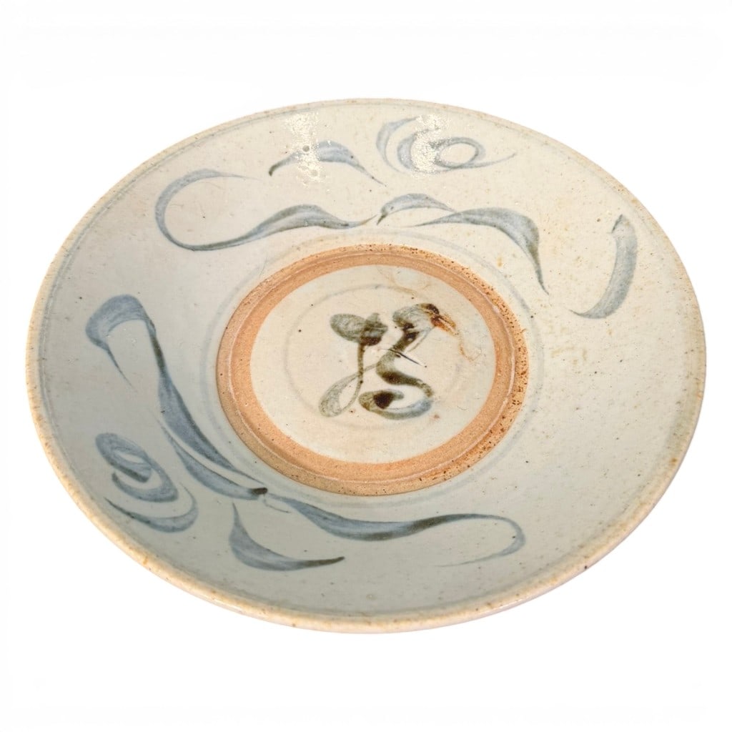 Ming Dynasty Blue and White Shallow Bowl: Chinese Ming Dynasty blue and white shallow bowl or deep plate, 1500?1600 AD, of low rounded form with gently flared rim, the interior decorated in freely brushed underglaze blue with abstract floral