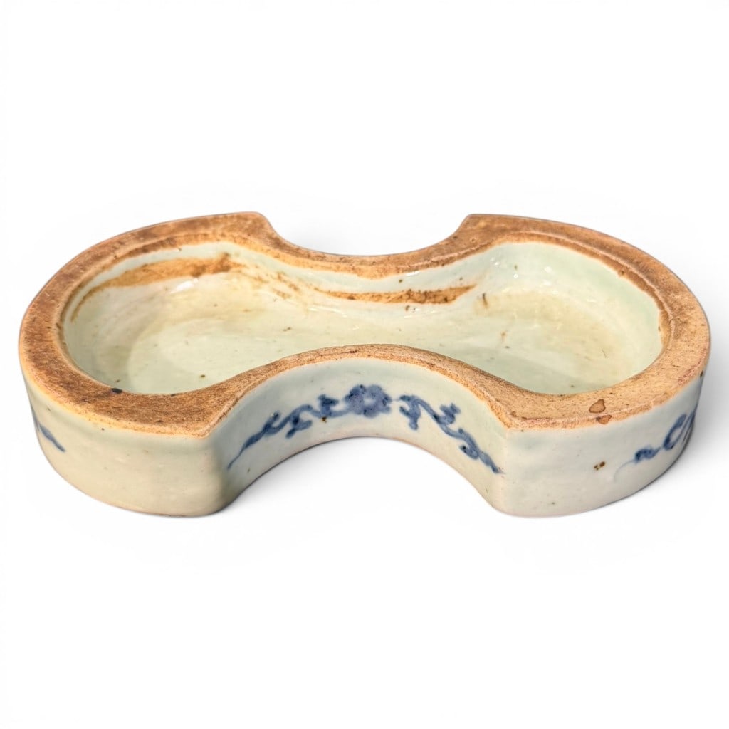 Chinese Blue and White Porcelain Ink Stone, Ming Dynasty, 1500-1600 AD: Chinese blue and white porcelain ink stone, Ming Dynasty, 1500-1600 AD, of distinctive double-lobed or ruyi-form outline, the shallow recessed grinding well surrounded by an unglazed burnt-orange rim