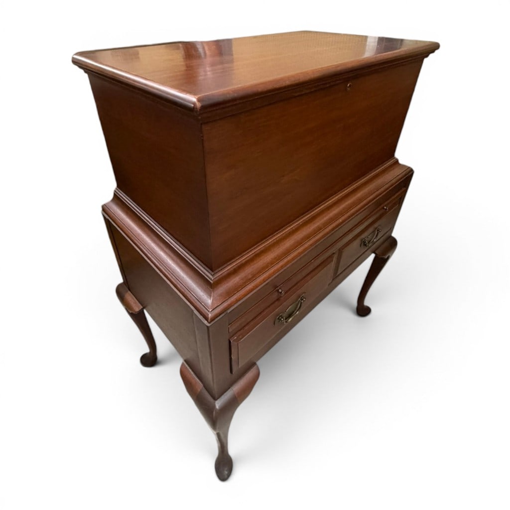 Drexel Mahogany Cellarette Bar Cabinet on Stand, Mid 20th Century: Drexel mahogany cellarette bar cabinet on stand, mid 20th century, having a hinged lift top opening to a fitted bottle storage interior, above a pull out serving slide and lower drawers, raised on a