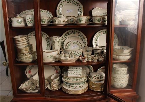 200 pcs of Lenox Holiday Christmas china (1 of 4)