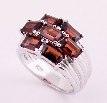 Beautiful Silver Garnet Ring. (SRI100251): Beautiful Silver Garnet Ring. Approx 6 cts; Polished Finish; Octagon Shape.