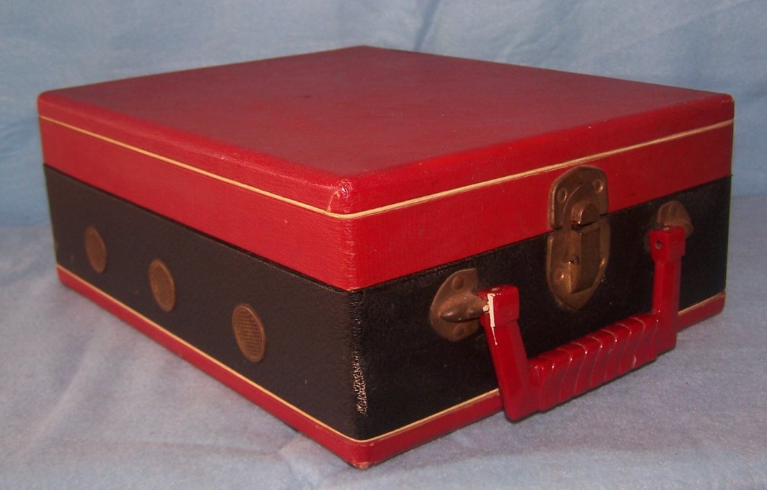 Vintage Steelman Portable Record Player and Radio: Vintage Steelman model 3RP6 Portable Record Player and Radio. This plays 33, 45 and 78's. When plugged in everything seems to work. Since the radio is AM I just picked up static in my location and I d