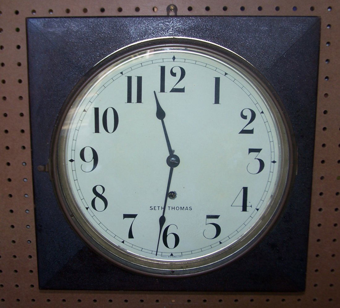 Vintage Seth Thomas Gallery model Wall Clock: Vintage Seth Thomas Key wind time only wall clock. The model name is Gallery. The clock is working. These are much sought after clocks and the name tells it purpose. These are usually hung in offices,