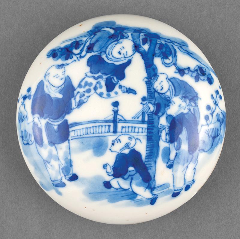 Chinese Blue and White Porcelain Cosmetic Box (1 of 3)