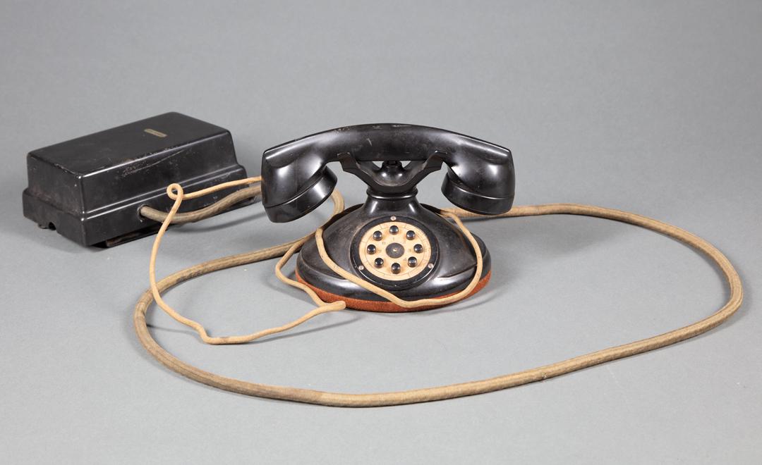 Stromberg & Carlson Bakelite House Telephone: Stromberg & Carlson Bakelite House Telephone , dial with buttons 1-8, with switch/bell box Provenance: Property deaccessioned from the Louisiana State Museum, proceeds to be used for new acquisitions 