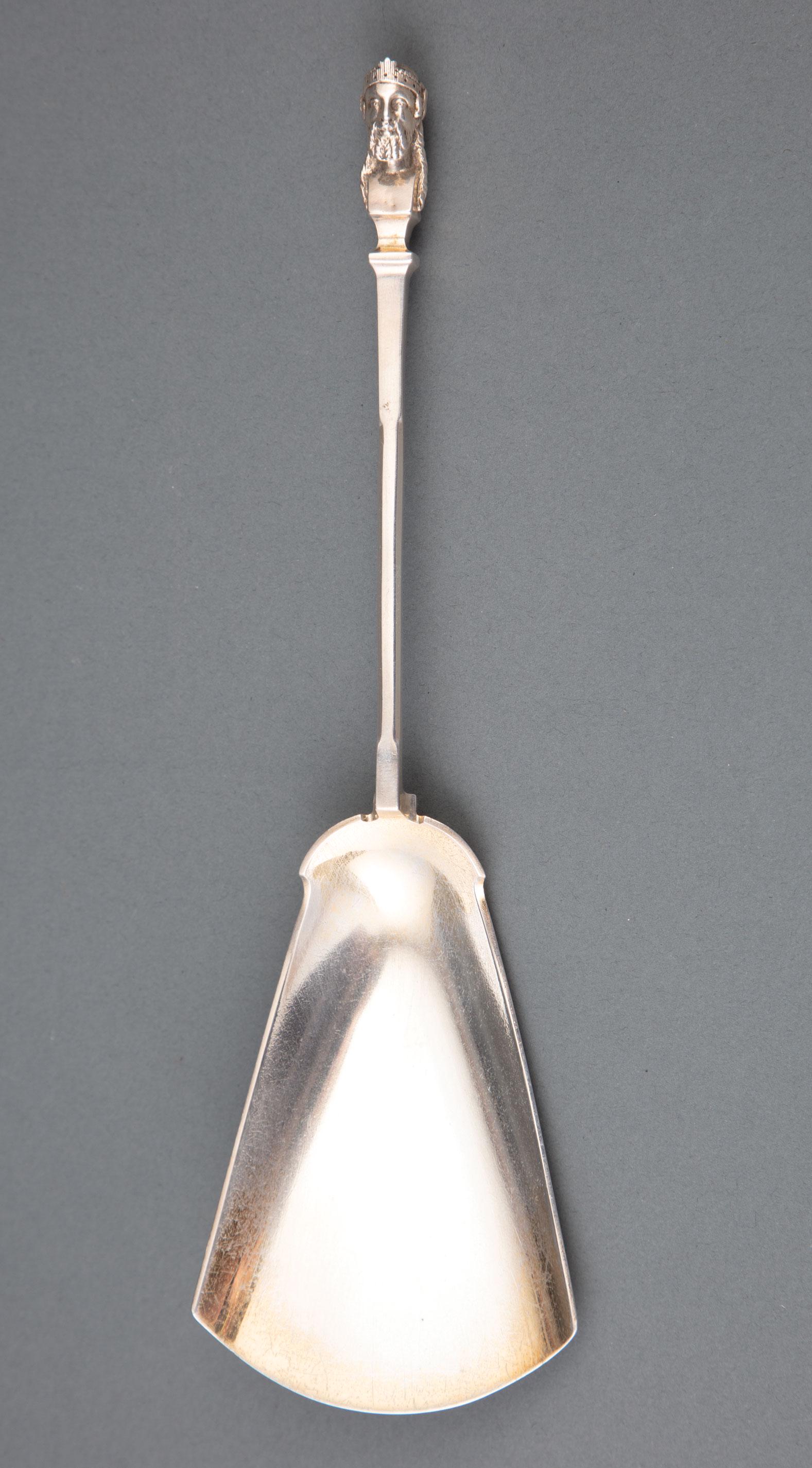 Gorham Coin Silver "Bust" Pattern Dessert Server (1 of 2)