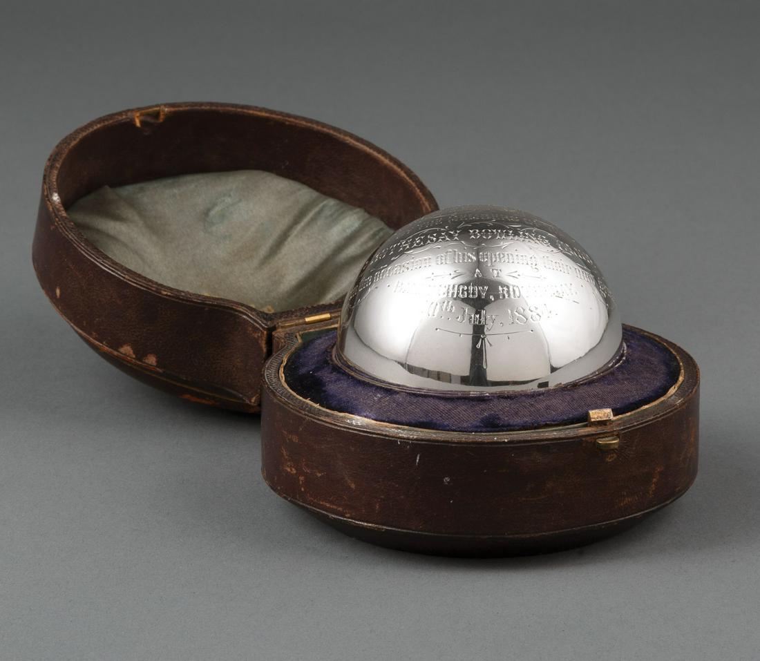 Muirhead & Arthur Presentation Bowling Ball (1 of 2)