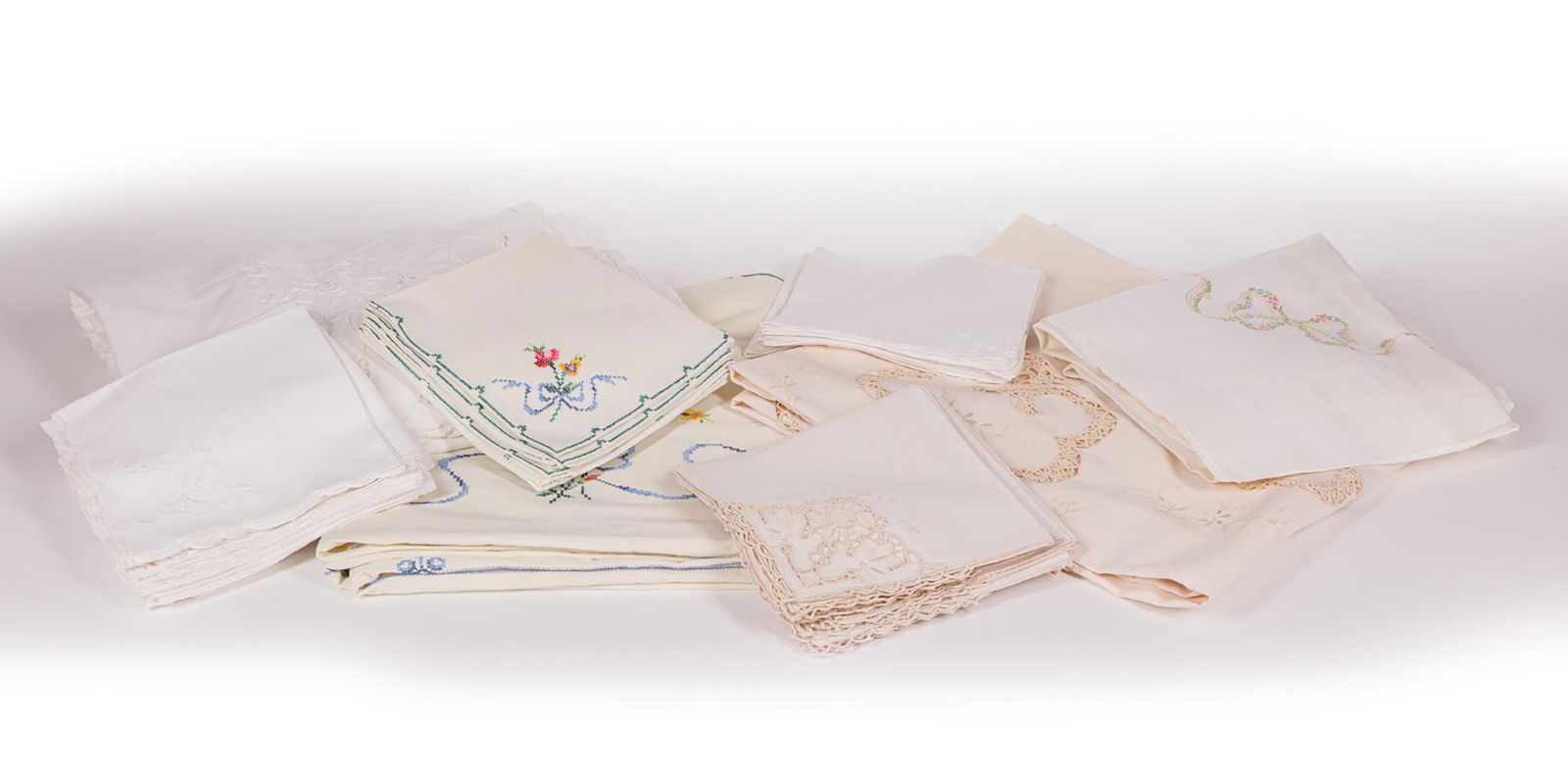 Group of Table and Bed Linens (1 of 6)