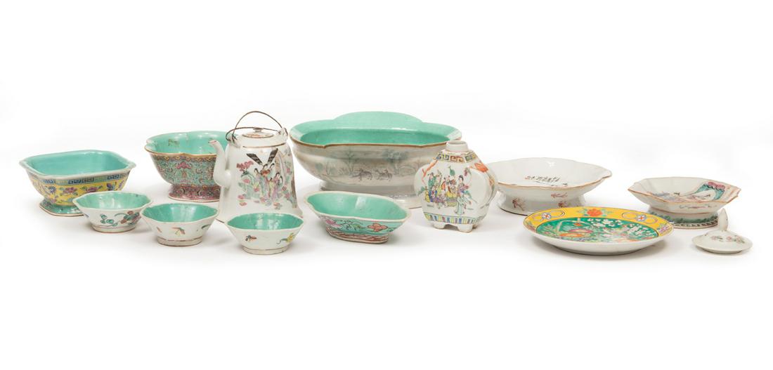 Tweleve Chinese Export Porcelain Tablewares (1 of 7)
