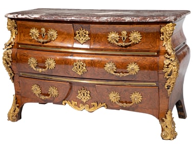 Regence Bronze Mounted Palisander Commode en Tombeau