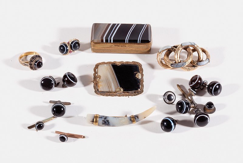 A Group of Gilt Metal and Banded Agate: A Group of Gilt Metal and Banded Agate, including a vinaigrette, a ring, a knot design brooch, a dress set of cufflinks and studs, a pair of earrings, a rectangular brooch and a horn-shaped brooch of 