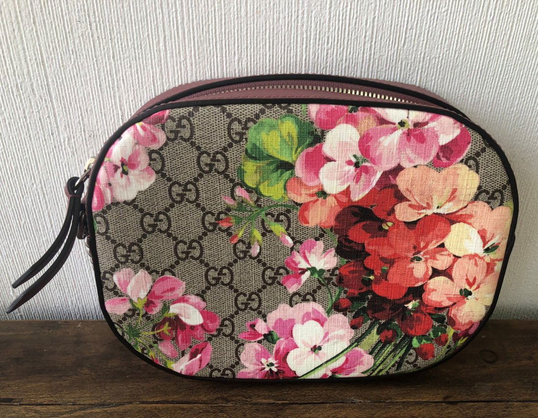 Gucci blooms gg supreme hotsell mini chain crossbody bag