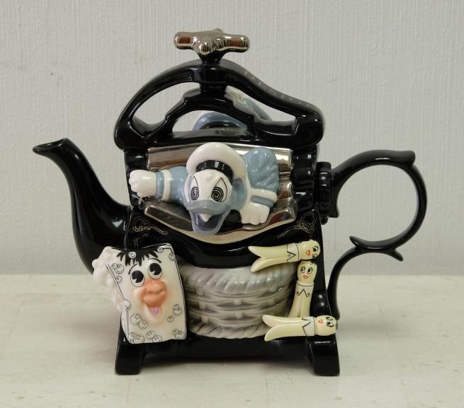 Paul Cardew "Donald Mangle" Limited Edition Teapot: Paul Cardew for Disney limited edition "DonaldMangle" Teapot, Edition #979/5000.