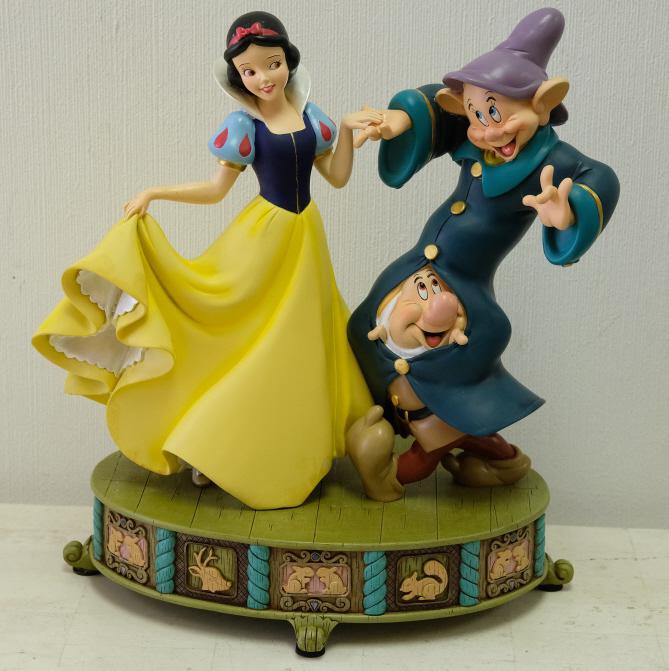 Medium Disney Sculpture Snow White Costa Alavezos: 75th Anniversary masterpiece sculpture from Walt Disney's Snow White and the Seven Dwarfs by Costa Alavesos. Approx. height 12.5'', width 10'',depth 8''. Original box present.