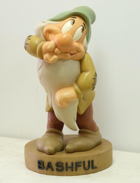 Disney Big Fig Bashful Snow White & Seven Dwarfs: Disney Big Fig Statue from Snow White And The Seven Dwarfs depicting Bashful on stand.Approx.height 20".