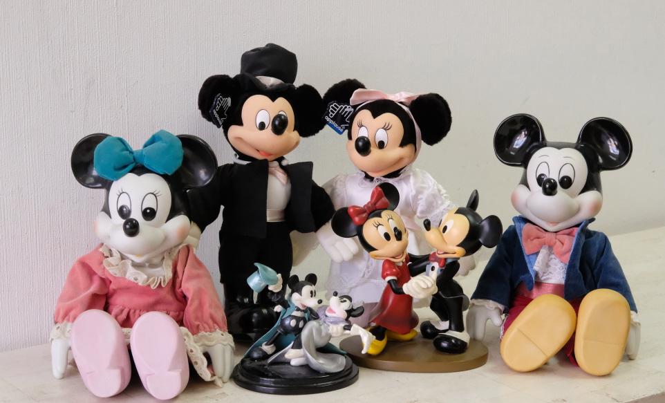 Group, Six Pcs Disney Mickey & Minnie Mouse: Group of six pieces featuring Mickey and Minnie Mouse comprising musical porcelain wind up Mickey And Minnie mouse (lacking keys), Mickey and Minnie Mouse Applause 'Wedding" dolls, Mickey and Minnie D