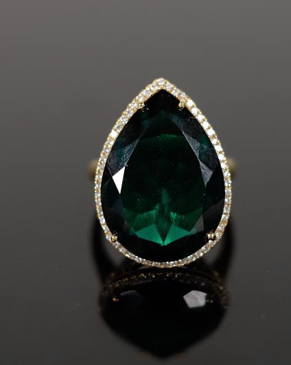 18K Yellow Gold Ring w/Emerald Colored Stone (1 of 6)