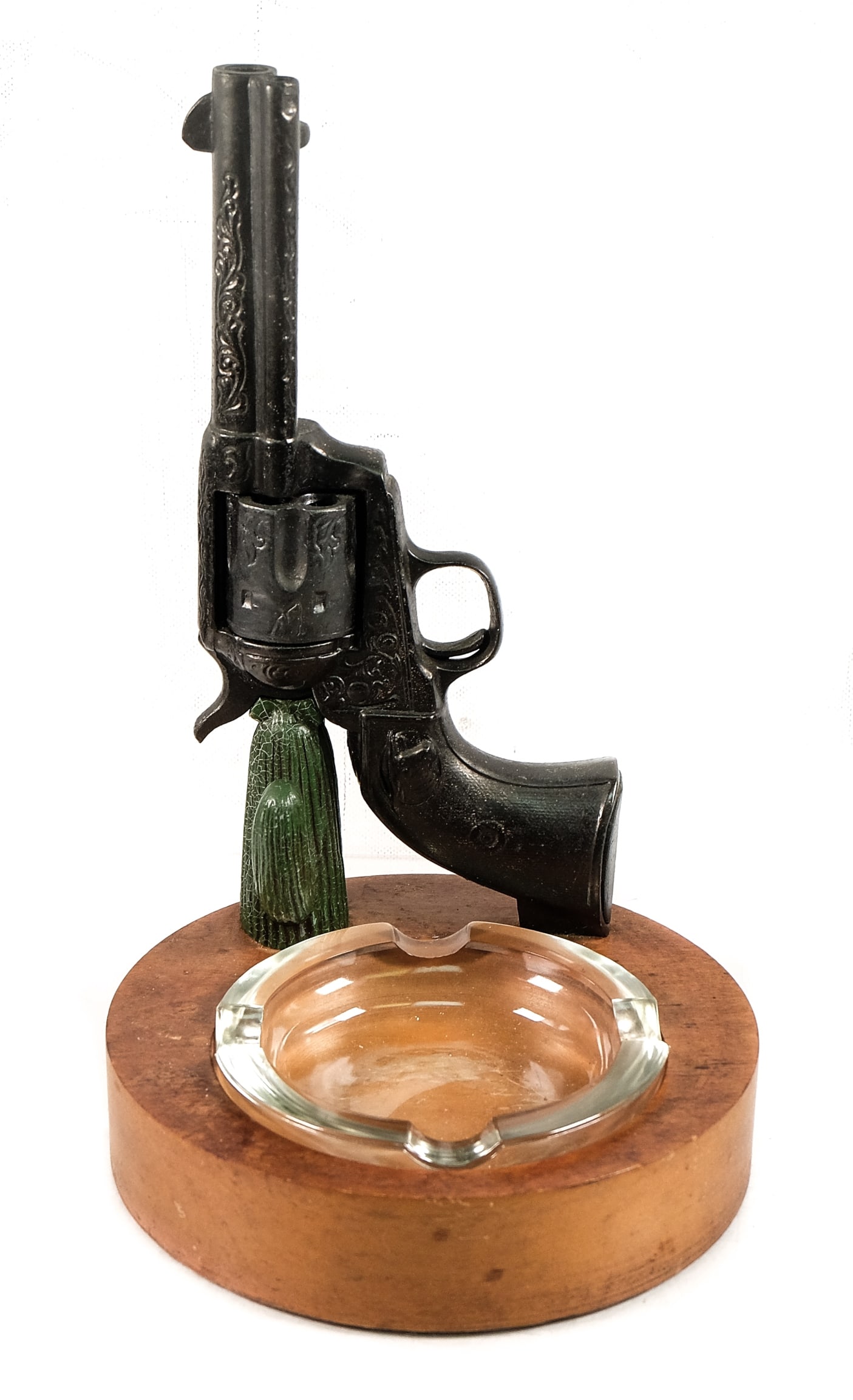 VINTAGE OAK SW STYLE PISTOL CACTUS ASHTRAY: Vintage one-of-a-kind Southwestern style ashtray having metal revolver pistol mounted on a cactus on circular wood base with removable glass ashtray. Details and measurements: Approx. height 11.75 in.