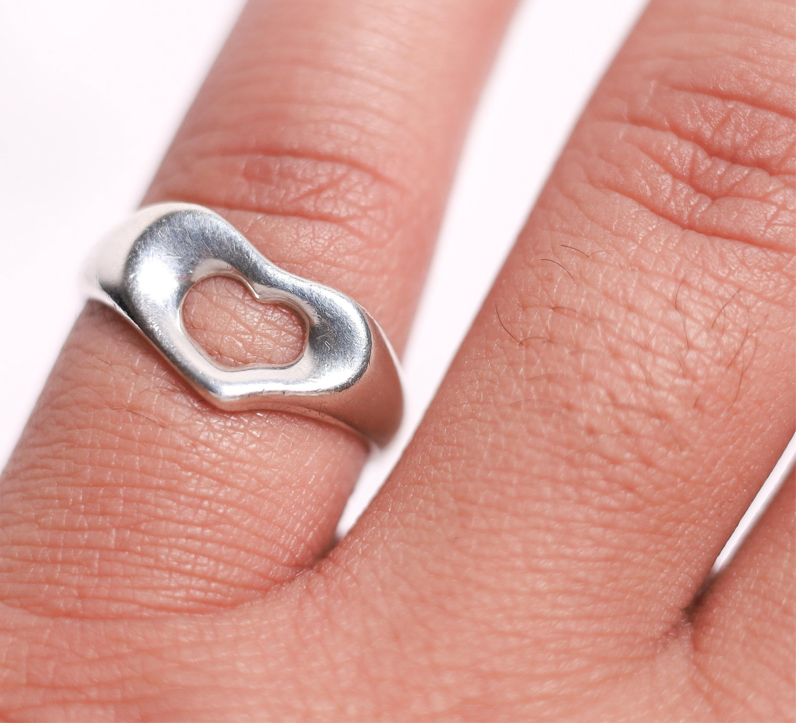 VINTAGE TIFFANY ELSA PERETTI OPEN HEART RING: Size 6. 2.7 grams. signed vintage-looking Tiffany & Co. Peretti 925.