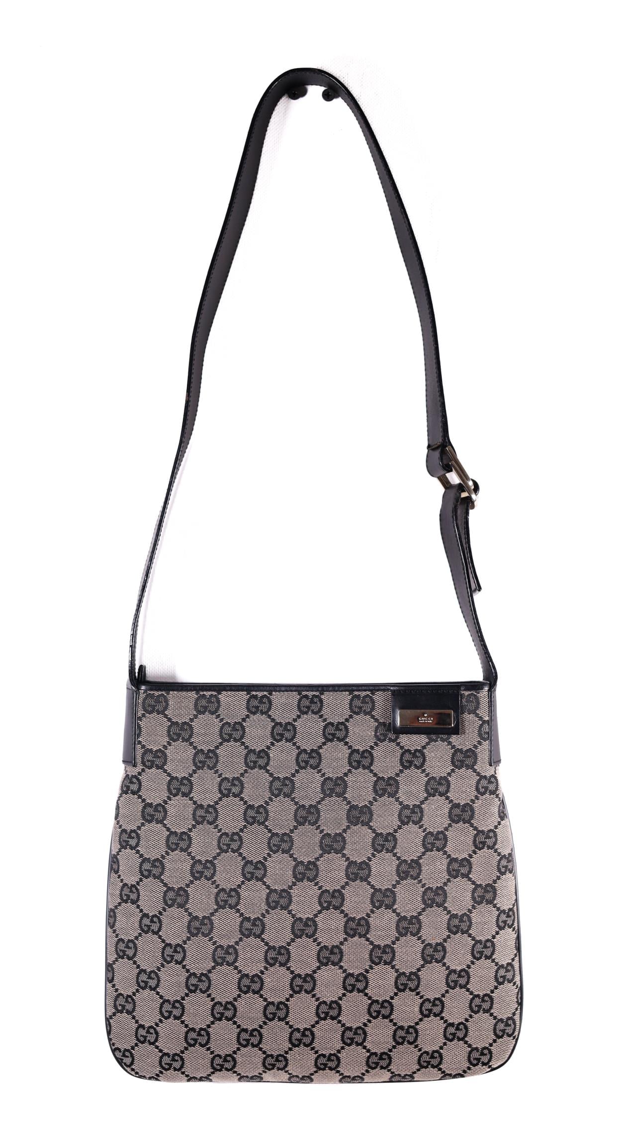 VTG GUCCI GG CANVAS SHOULDER BAG: A vintage Gucci shoulder bag crafted from the iconic GG canvas. The bag's exterior features the recognizable interlocking 'GG' monogram, a Gucci's design heritage staple. It measures 25 CM. in base le