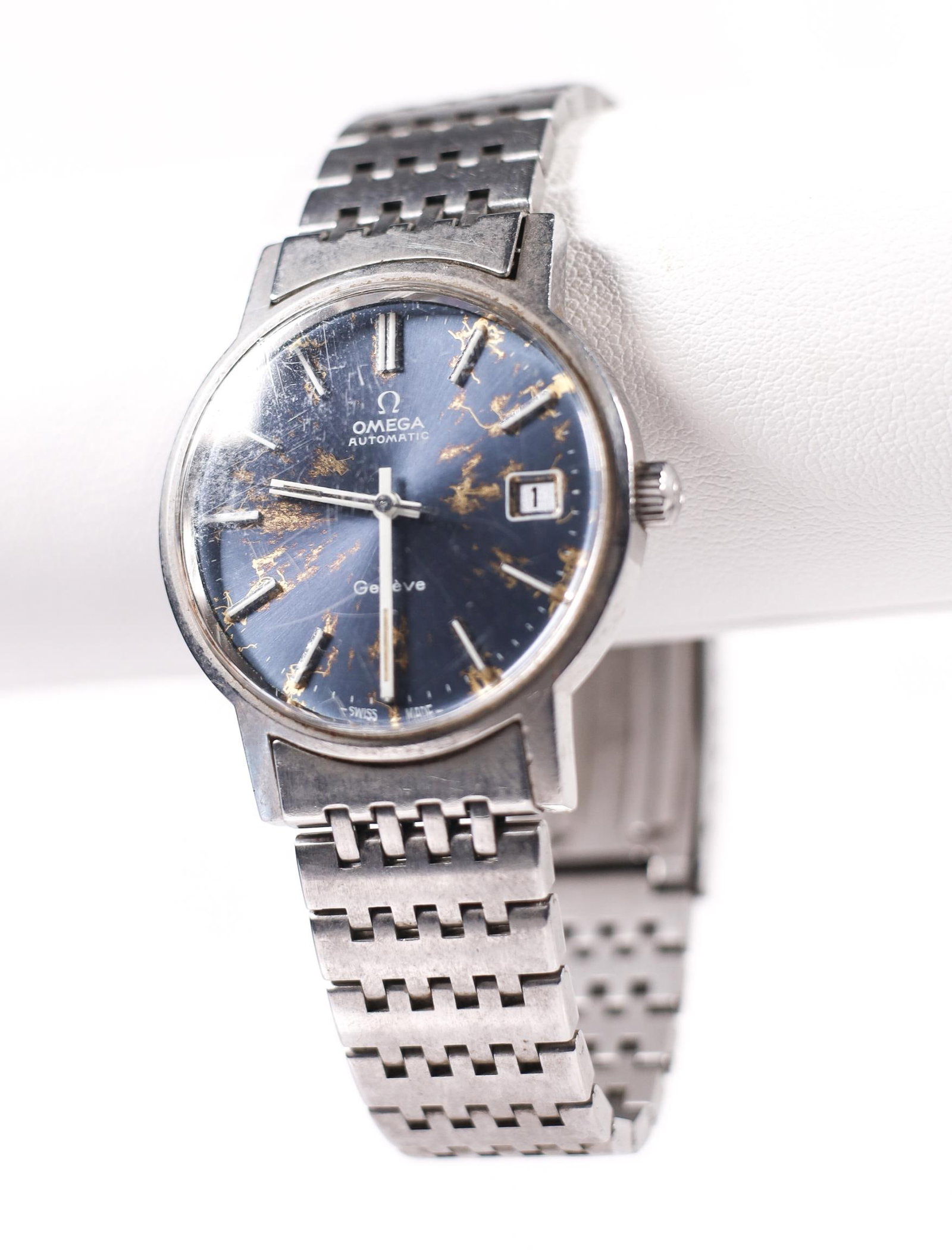 OMEGA GENEVA MEN'S WATCH, 35MM: A splendid Omega Geneva men's watch with a date display. There are minor scratches on the glass, as pictured. Details and measurements: Diameter: 35 MM.
