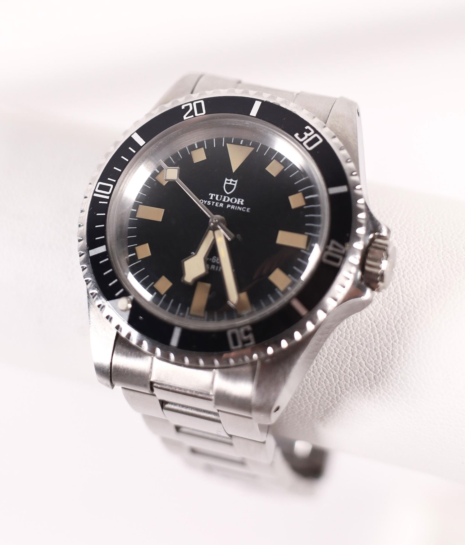 VINTAGE TUDOR SUBMARINER WATCH, 40 MM. (1 of 7)