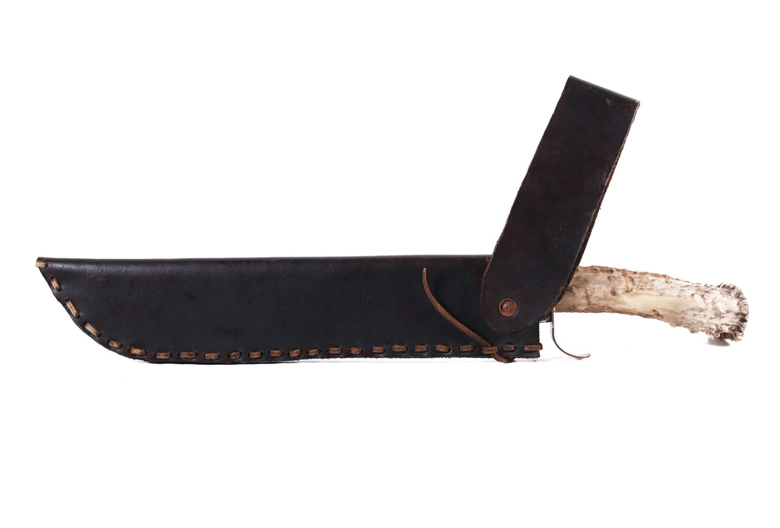 ANTIQUE HUDSON BAY STAG HORN KNIFE: An antique Hudson Bay knife with a stag horn handle. The knife comes with a leather sheath. Details and measurements: Blade length: 12.25 IN. Handle length: 5 IN.